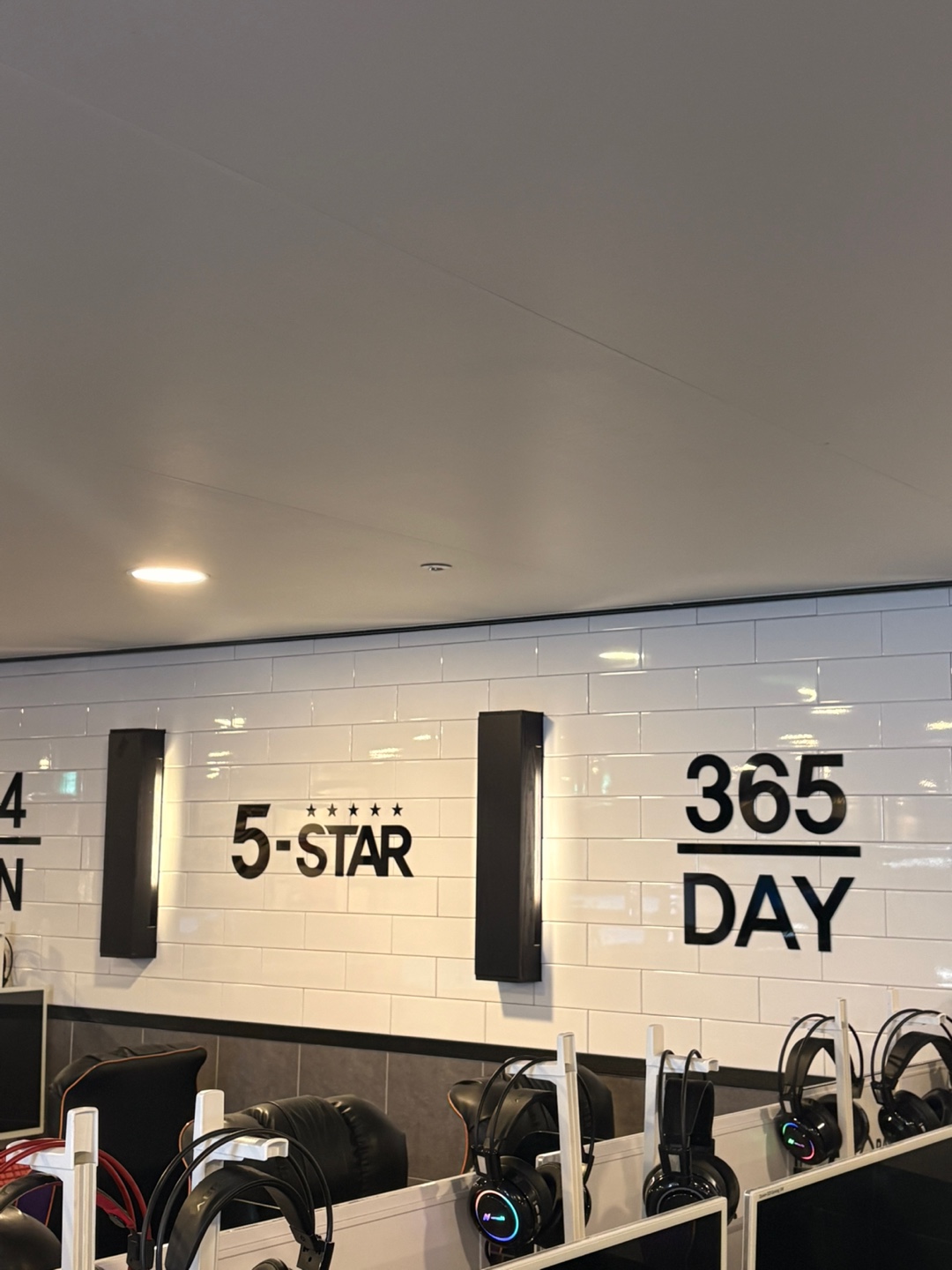 5STAR PC방 벽면과 좌석